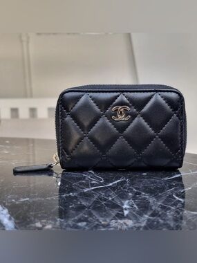 C H A N E L  zipped card holder in lambskin in Silver Hardware